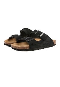 Sandales en daim noir avec deux straps réglables, semelle en liège et semelle en caoutchouc texturé. Dotées de boucles en métal et d'une étiquette de marque.