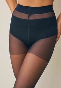 Sorte højttaljede strømpebukser med et gennemsigtigt øverste bånd og halvgennemsigtigt ben, med en glat tekstur og et vandret ribbet mønster.