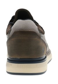 Baskets en suède et cuir marron avec une semelle en caoutchouc, présentant un design bas, un capot de talon contrastant et un détail en relief "MUSTANG".