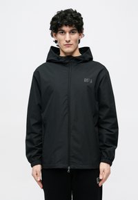 Fekete vízálló dzseki kapucnival, elülső cipzárral, elasztikus mandzsettákkal és logóval ellátott folttal. Sima textúrájú, laza szabású és könnyű anyagból készült.