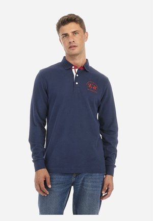 Marine langærmet polo skjorte med en kontrasterende rød og hvid krave, broderet logo på brystet og en skræddersyet pasform.