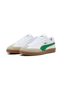 Weiße Sneaker mit grünen Akzenten, Wildlederzehenkappen und einer strukturierten Gummisohle. Verfügt über eine Schnürung und auffällige Logodetails.