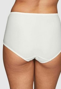 Vita högmidjad underkläder gjorda av mjukt tyg, med en slät yta och vågig midjeresår. Enkelt och funktionellt design.