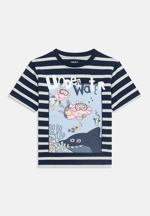 Navyblå og hvide stribet trøje til småbørn med tegneserieunderhavsscene med to lyserøde grise med snorkler, fisk, søhest, koral og haj.