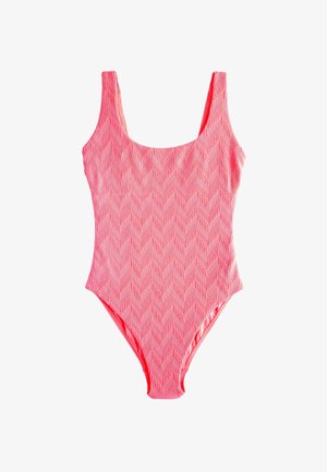 Maillot de bain une pièce rose avec motif zigzag texturé et larges bretelles, présenté à plat sur fond blanc.
