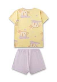 Gelbes T-Shirt mit kurzen Ärmeln, das mit einem Druck eines Strandhauses und einer Palme versehen ist, kombiniert mit lila dehnbaren Shorts. Weicher Baumwollstoff, lässiges Design.