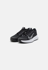 Crne atletske cipele s mrežastim gornjim dijelom, kontrastnim bijelim swoosh logom, podstavljenim bijelim srednjim potplatom i teksturiranim crnim potplatom.