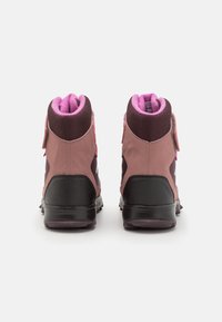 Wysokie buty sportowe w kolorze różowym i ciemnofioletowym, z teksturowaną cholewką, wyściełanym kołnierzem oraz czarną gumową podeszwą z przyczepnością.