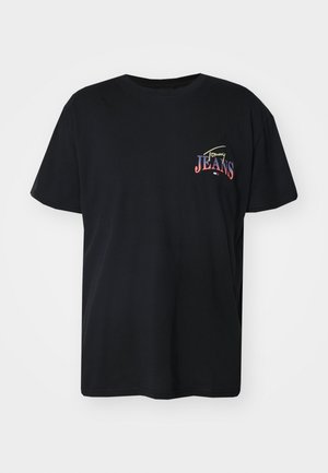 T-shirt en coton noir à manches courtes, arborant un logo coloré "Tommy Jeans" sur le côté gauche de la poitrine. Design simple et décontracté.