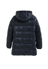 Puffjacka i mörk marinblå, kviltad design med horisontella paneler, huva och långa ärmar. Slät, glänsande textur med elastiska ärmslut.