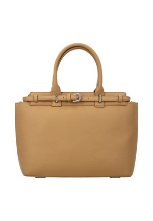 Tanfarvet læderhåndtaske med to rundede håndtag, en dekorativ rem med sølvspænde tværs over toppen og en glat tekstureret finish.