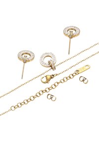 Guld smykkesæt bestående af to cirkulære øreringe med klare rhinsten, en matchende halskæde med en krabbe-lås, og hjerteformede detaljer.