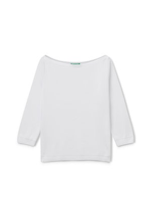 Witte lange mouwen t-shirt met een ruime halslijn, gemaakt van zacht katoen. Beschikt over een ribgebreide zoom en mouwen. Label zichtbaar aan de binnenkant.