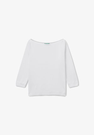 Biała koszulka z długim rękawem i szerokim dekoltem, wykonana z miękkiego materiału bawełnianego. Posiada ribbowane wykończenia u dołu i na rękawach. Metka widoczna w środku.