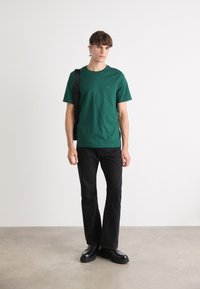 Tommy Hilfiger ESSENTIAL TEE - Základné tričko - ornamental green