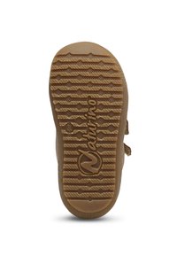 Suela de zapato de goma marrón con un patrón de agarre texturizado y un logo. Presenta una forma redondeada y bordes ligeramente elevados para mayor estabilidad.