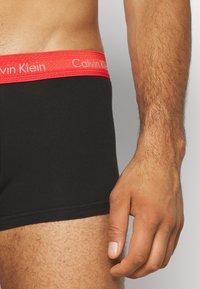 Calvin Klein Underwear LOW RISE TRUNK STRETCH 3 PACK - Cuecas boxer - minnow/ horoscope/inferno