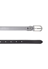 Schwarzer Ledergürtel mit silberner Metallschnalle, der über eine glatte Oberfläche und mehrere Löcher zur Größenanpassung verfügt. Der Gürtel hat ein klassisches Design.