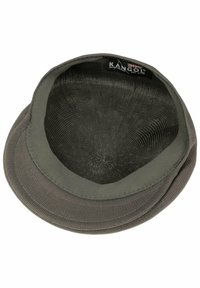 Sombrero Kangol gris con un interior de malla transpirable. Corona redonda y plana con un exterior texturizado. El interior presenta un patrón cosido.