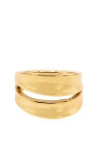 Anillo de metal en tono dorado con un acabado suave y pulido. Presenta un diseño curvado y una apertura en el centro para una estética moderna.
