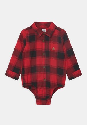 Langærmet babyheldragt i rød og sort tern med knapper foran og en lille broderet bamse på brystlommen.