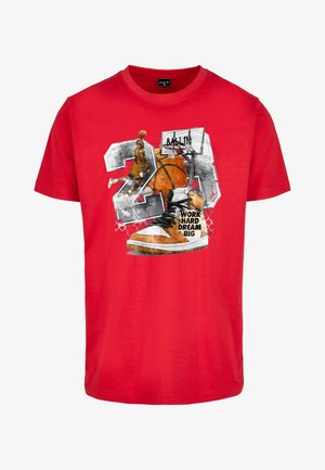 Raudonas medvilninis marškinėlis su piešiniu, kuriame pavaizduota krepšinio kamuolys, sportbačiai ir užrašas "DIRBK SUNKIAI, SVAJOK DIDELIAI". Dizainas apima juodus ir oranžinius akcentus.