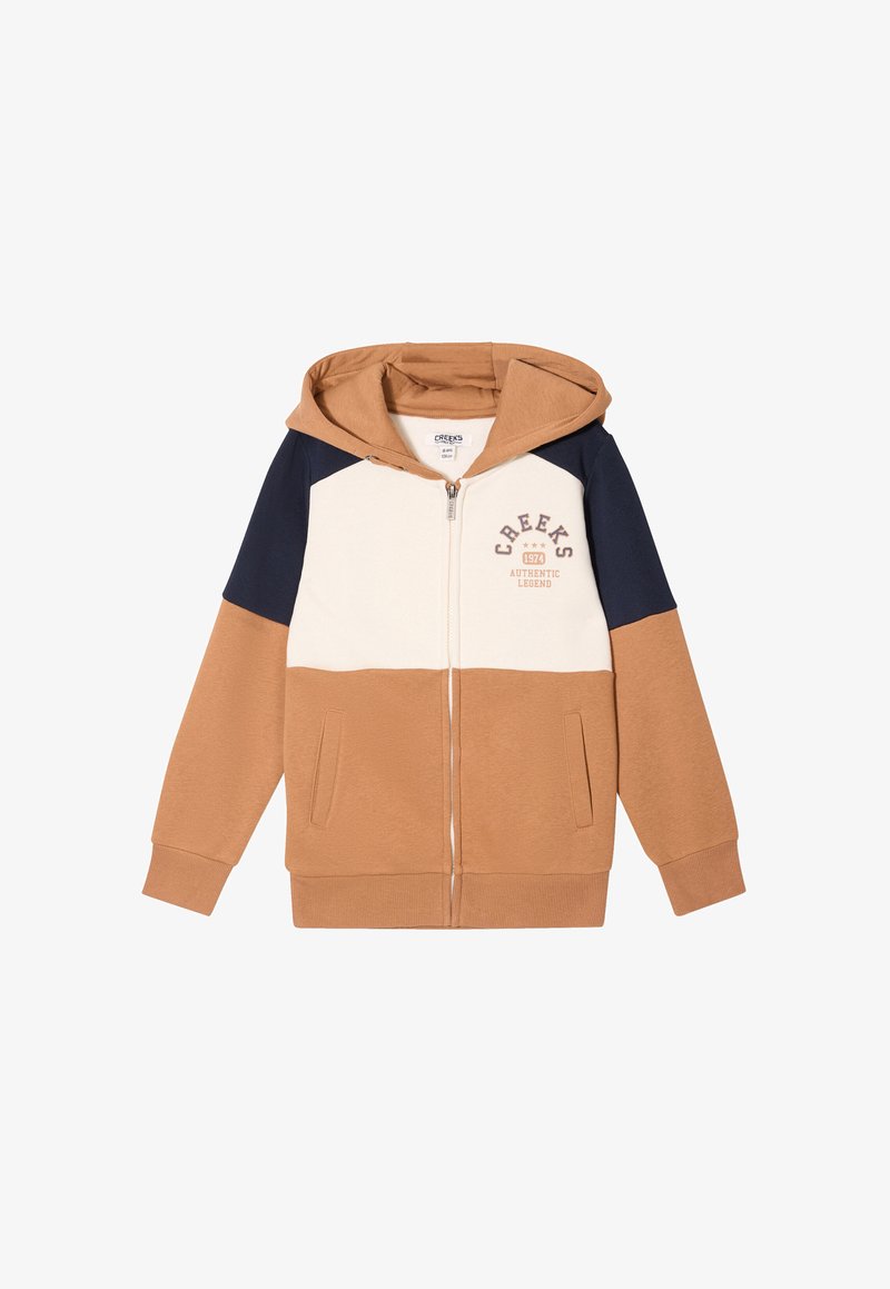 Sudadera con capucha y cremallera en marrón, crema y azul marino. Cuenta con dos bolsillos frontales, puños acanalados y un gráfico de logo en el pecho.