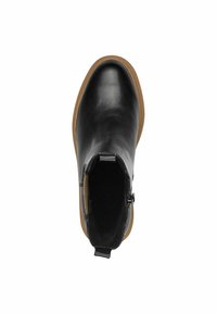 Bottine en cuir noir avec un bout arrondi, semelle en caoutchouc et panneau latéral élastique. Dispose d'une finition lisse et de détails minimalistes.