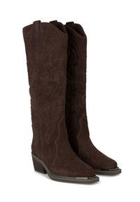 Las botas de vaquero de ante marrón presentan un cañón alto con costuras decorativas, punta afilada y un tacón apilado con un acento plateado.
