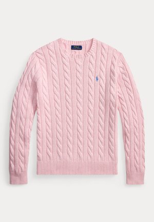 Hellrosa kabelgestrickter Pullover mit Rundhalsausschnitt und blauem Polo Ralph Lauren Logo auf der linken Brust.