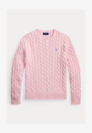 Hellrosa kabelgestrickter Pullover mit Rundhalsausschnitt und blauem Polo Ralph Lauren Logo auf der linken Brust.