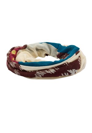 Okólny szal materiałowy ze wzorami abstrakcyjnymi w odcieniach niebieskiego, brązowego, kremowego i czerwonego, ułożony w luźną pętlę na białym tle.