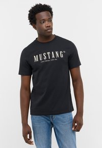 Mustang STYLE AUSTIN - Camiseta estampada - schwarz