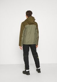 Columbia POURING ADVENTURE JACKET - Casaco impermeável - stone green/new olive