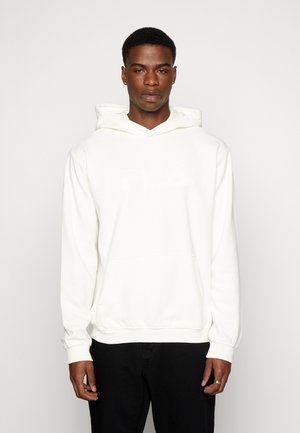 Hvid hoodie lavet af blødt stof med en kengurulomme, der har et forhøjet FILA-logo. Lange ærmer med ribkant ved håndleddene og nederste kant.