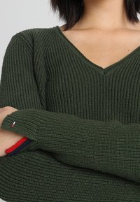 Tommy Jeans Stickad tröja - dark green