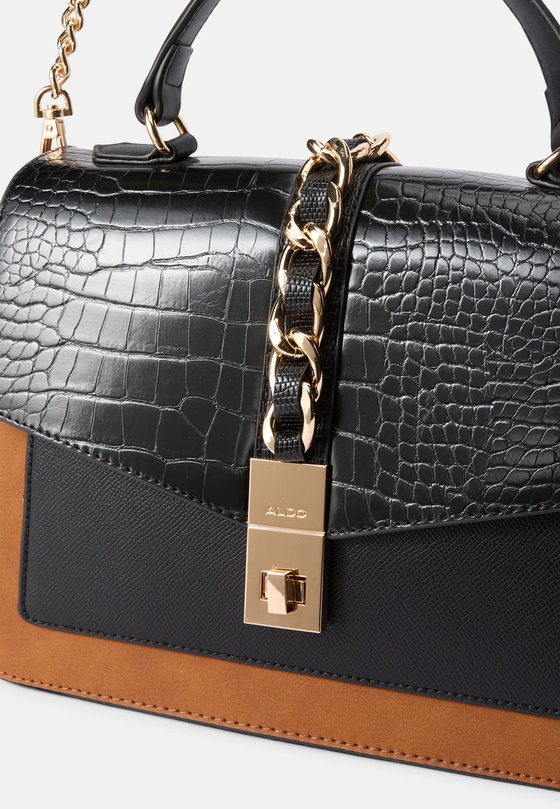 Borsa a tracolla nera in pelle sintetica con texture a stampa coccodrillo, hardware dorato, tracolla a catena e base in camoscio beige. Chiusura con fermo sicura.