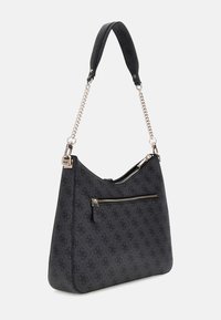 Sort mønstret skuldertaske med en kædetræk, der har en lynlåslomme foran og en glat overflade. Sølvfarvede hardware-detaljer.