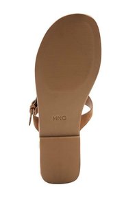 Sandală joasă maro cu o talpă din cauciuc texturat, având un partea de sus din suede și o curea ajustabilă. Logo "MNG" imprimat pe partea interioară a sandalei.