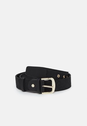 Ceinture en cuir noir avec boucle en métal doré, rivet métallique rond près de la boucle, et plusieurs trous de réglage, présentée enroulée sur fond blanc.
