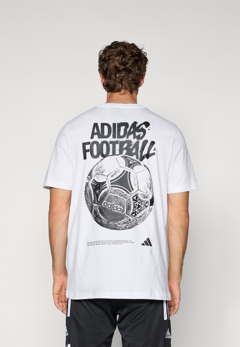 Hvid bomuld t-shirt med et stort sort grafisk motiv af en fodbold og "ADIDAS FOOTBALL" tekst på ryggen, med logo accenter.