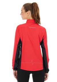 Giacca sportiva rossa con pannelli laterali neri, maniche lunghe, colletto alto e un accento riflettente. Presenta una grafica di una linea del battito cardiaco sulla parte posteriore.