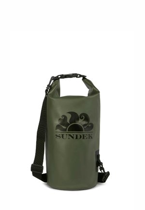Borsa impermeabile verde in materiale resistente, dotata di chiusura con cima arrotolata, tracolla regolabile e logo SUNDEK nero.