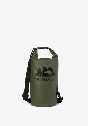 Borsa impermeabile verde in materiale resistente, dotata di chiusura con cima arrotolata, tracolla regolabile e logo SUNDEK nero.