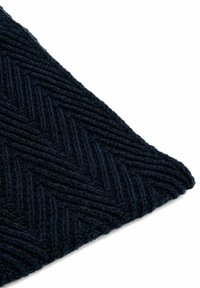 Granatowa dziana tkanina w wzór jodełki, o teksturowanej powierzchni i wyraźnych liniach diagonalnych, z ostrym brzegiem.