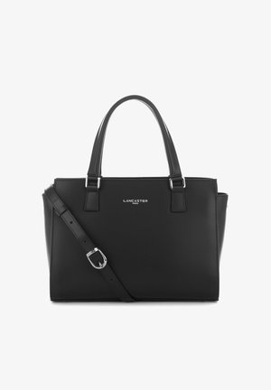 Sac à main synthétique noir avec deux poignées supérieures et une bandoulière ajustable. Caractéristiques de quincaillerie en argent et logo de marque embossé sur le devant.