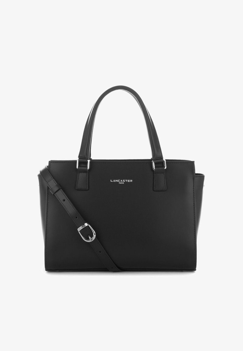 Sac à main synthétique noir avec deux poignées supérieures et une bandoulière ajustable. Caractéristiques de quincaillerie en argent et logo de marque embossé sur le devant.