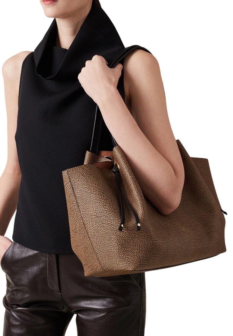 Ampia borsa tote in pelle marrone testurizzata con manici neri, dotata di chiusura con coulisse e distintivo motivo granuloso.