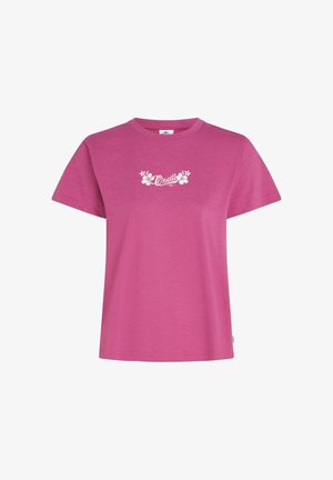 Camiseta rosa de manga corta hecha de algodón, con un gráfico floral blanco y el logo en letra cursiva en el pecho. Diseño sencillo con cuello redondo.