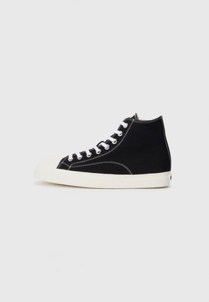 Schwarze Canvas-Hochtop-Sneaker mit weißen Schnürsenkeln, ausgestattet mit einer Gummizunge und kontrastierenden weißen Nähten.
